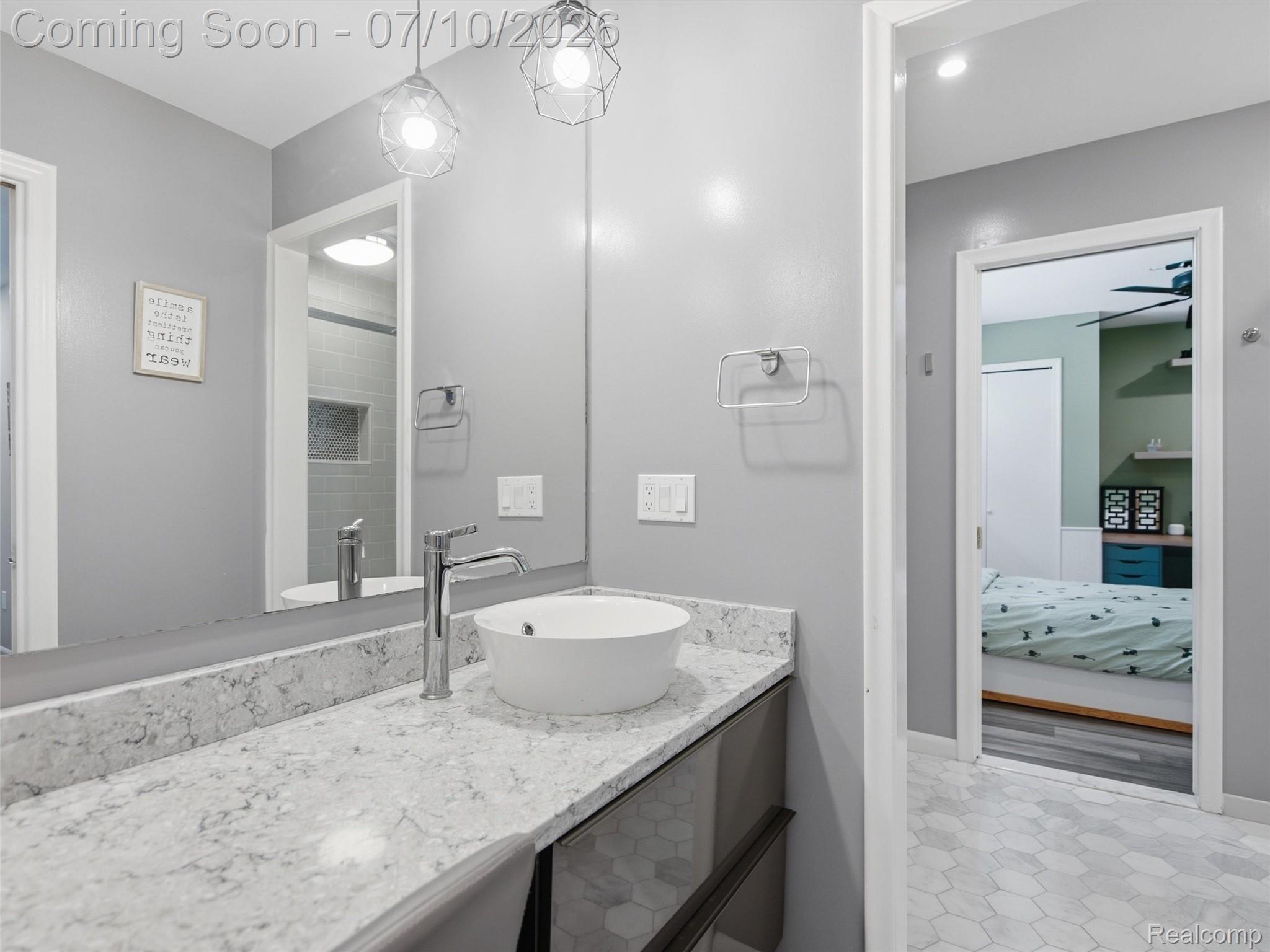 670 West Snell Road Rochester, MI 48306 - Photo 40 of 76 Jack and Jill bathroom