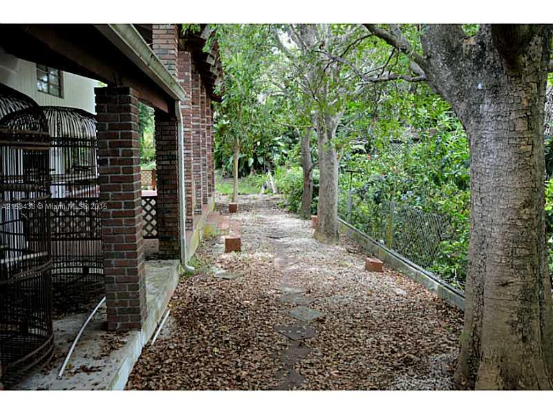 6440 Southwest 69th Avenue Miami, FL 33143 - Photo 15 of 20 a view of backyard of green space