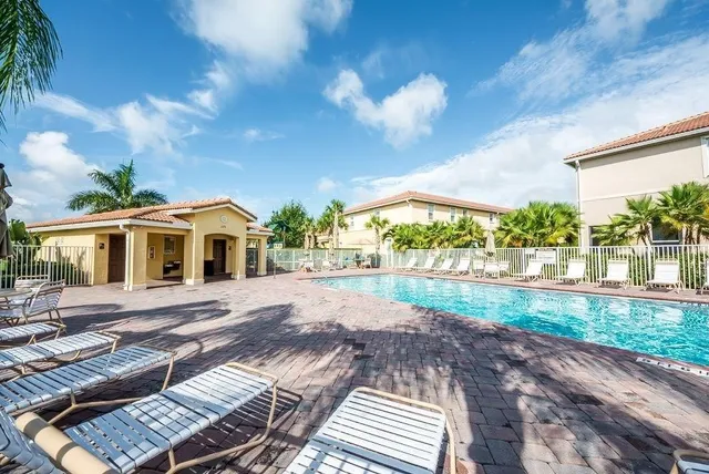 $319,500 | 1041 Normandie Way, Vero Beach, FL 32960