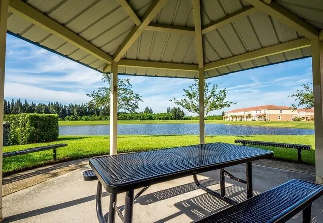 $319,500 | 1041 Normandie Way, Vero Beach, FL 32960