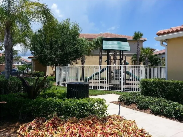 $319,500 | 1041 Normandie Way, Vero Beach, FL 32960