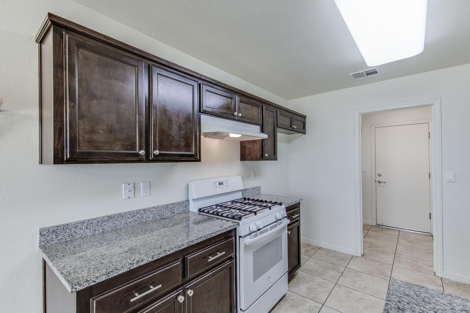 2001 Rawson Avenue Sanger, CA 93657 - Photo 5 of 31