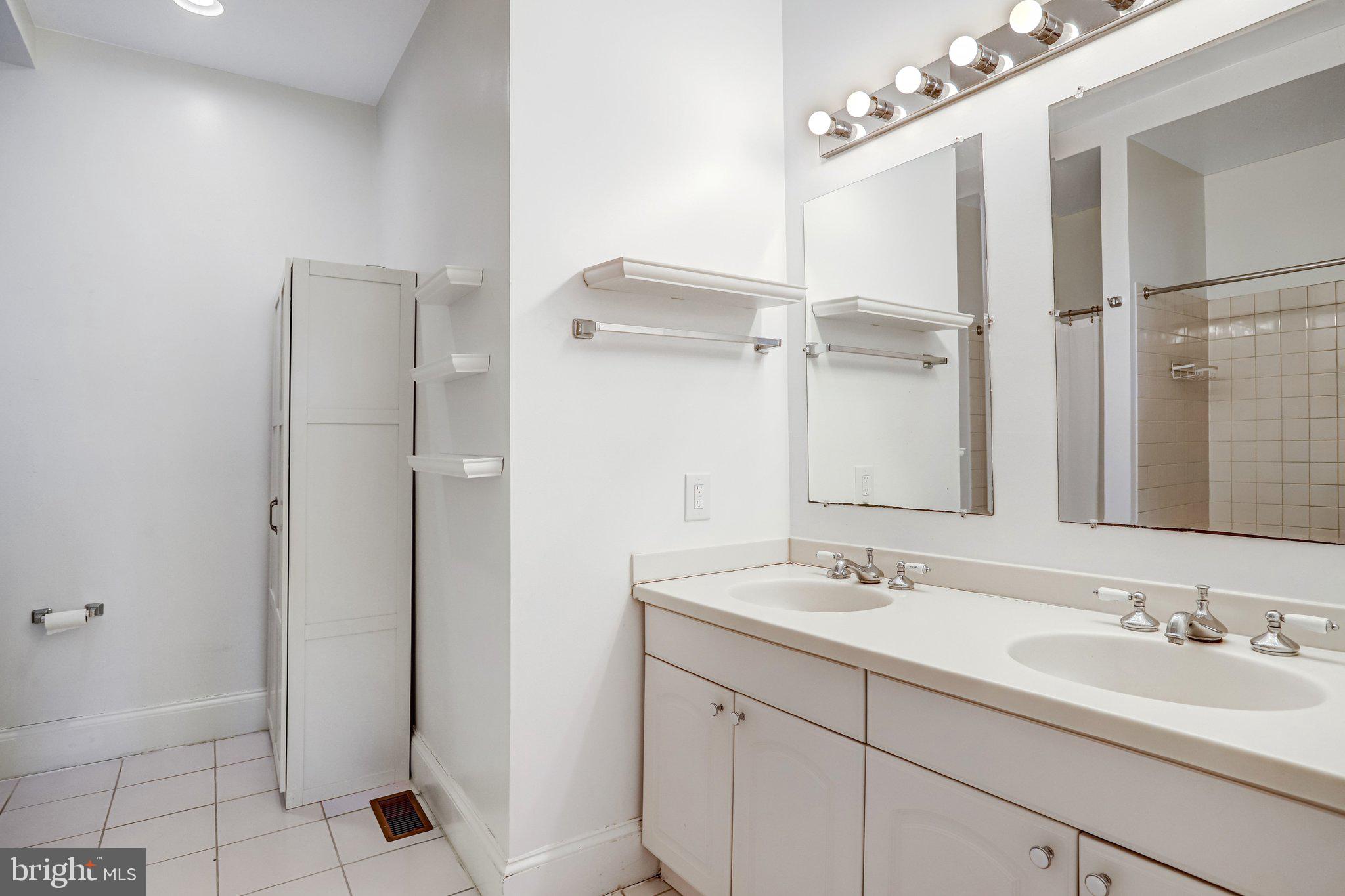 12 Rhode Island Avenue Northwest Washington, DC 20001 - Photo 34 of 74 Primary bath