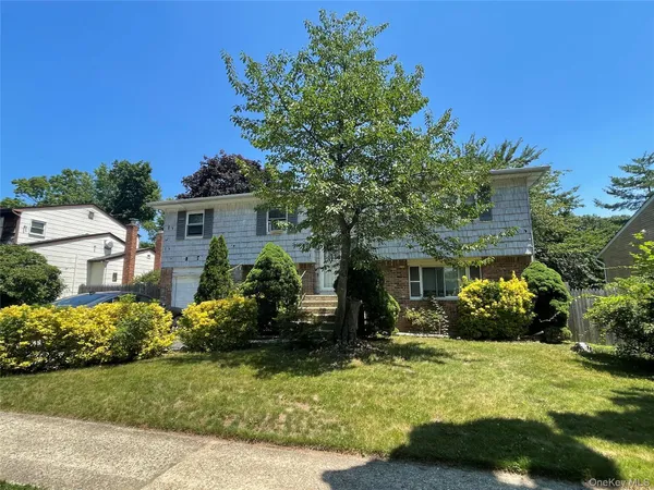 $1,050,000 | 110 Greenway Drive South, Syosset, NY 11791