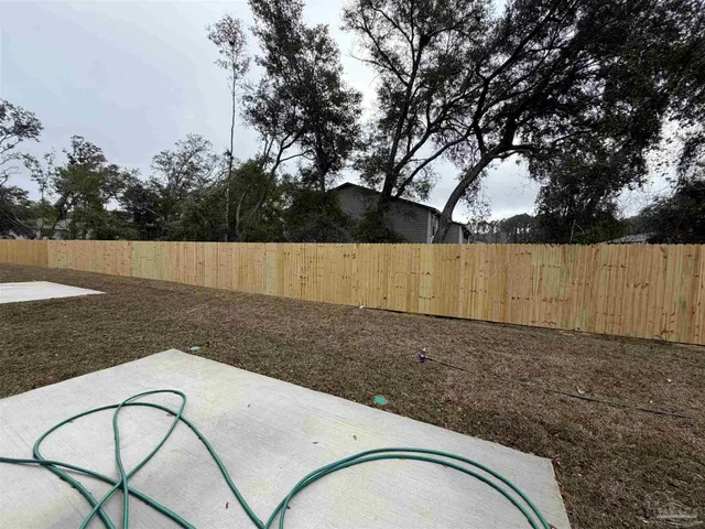 a view of a backyard