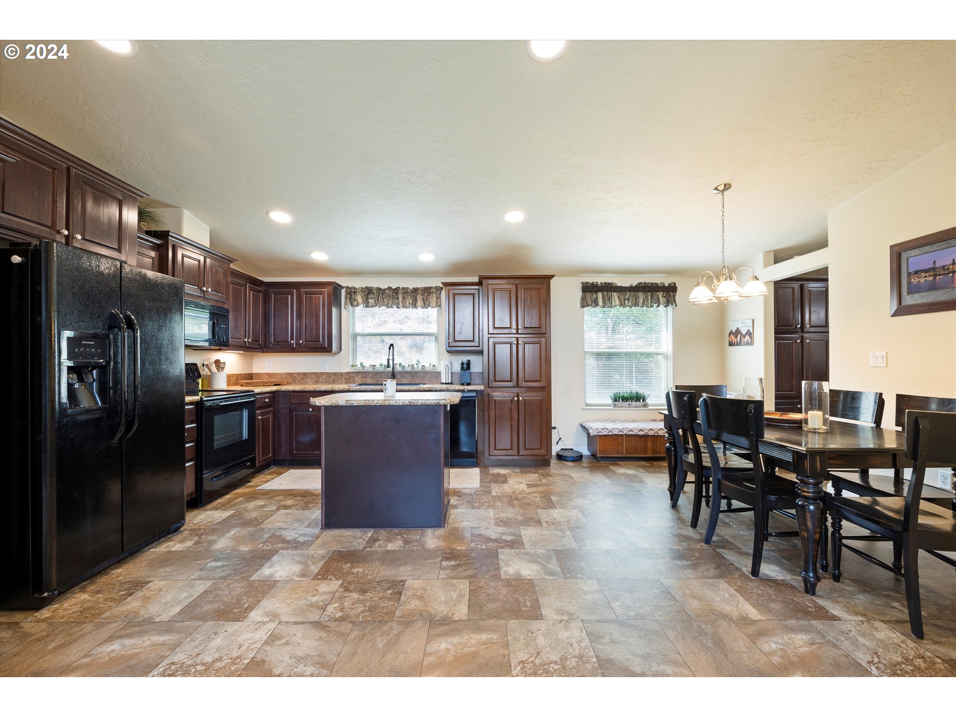 3076 Southwest River View Drive Pendleton, OR 97801 - Photo 15 of 37 a kitchen with a table and chairs