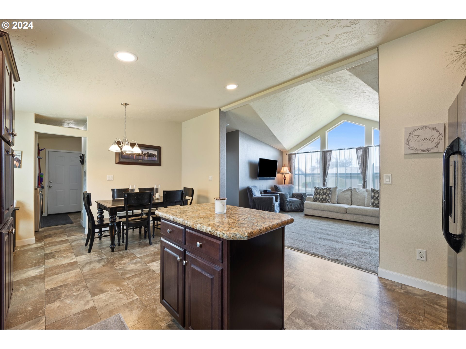 3076 Southwest River View Drive Pendleton, OR 97801 - Photo 18 of 37 a kitchen with a dining table and chairs