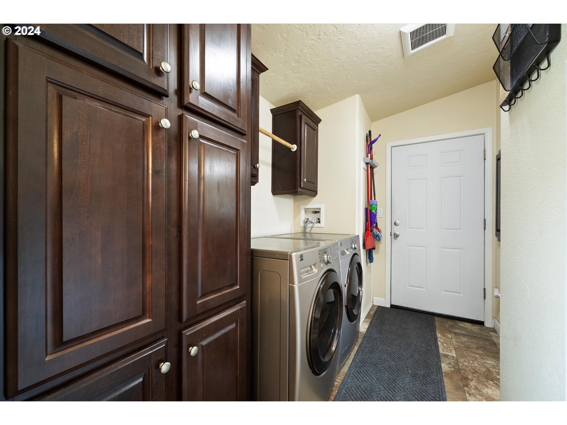 3076 Southwest River View Drive Pendleton, OR 97801 - Photo 21 of 37 a view of washer and dryer