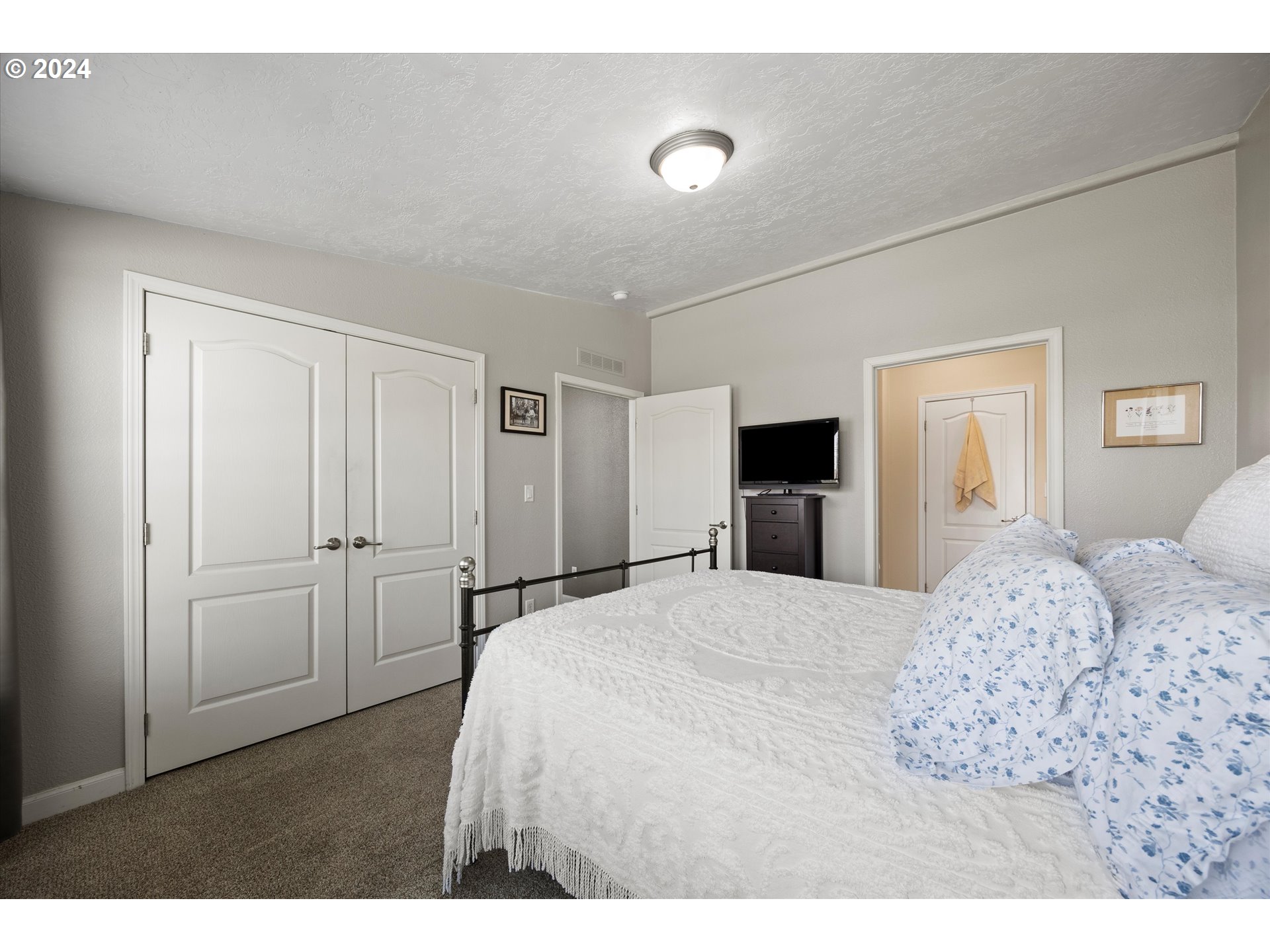 3076 Southwest River View Drive Pendleton, OR 97801 - Photo 29 of 37 a bedroom with a bed and a flat screen tv
