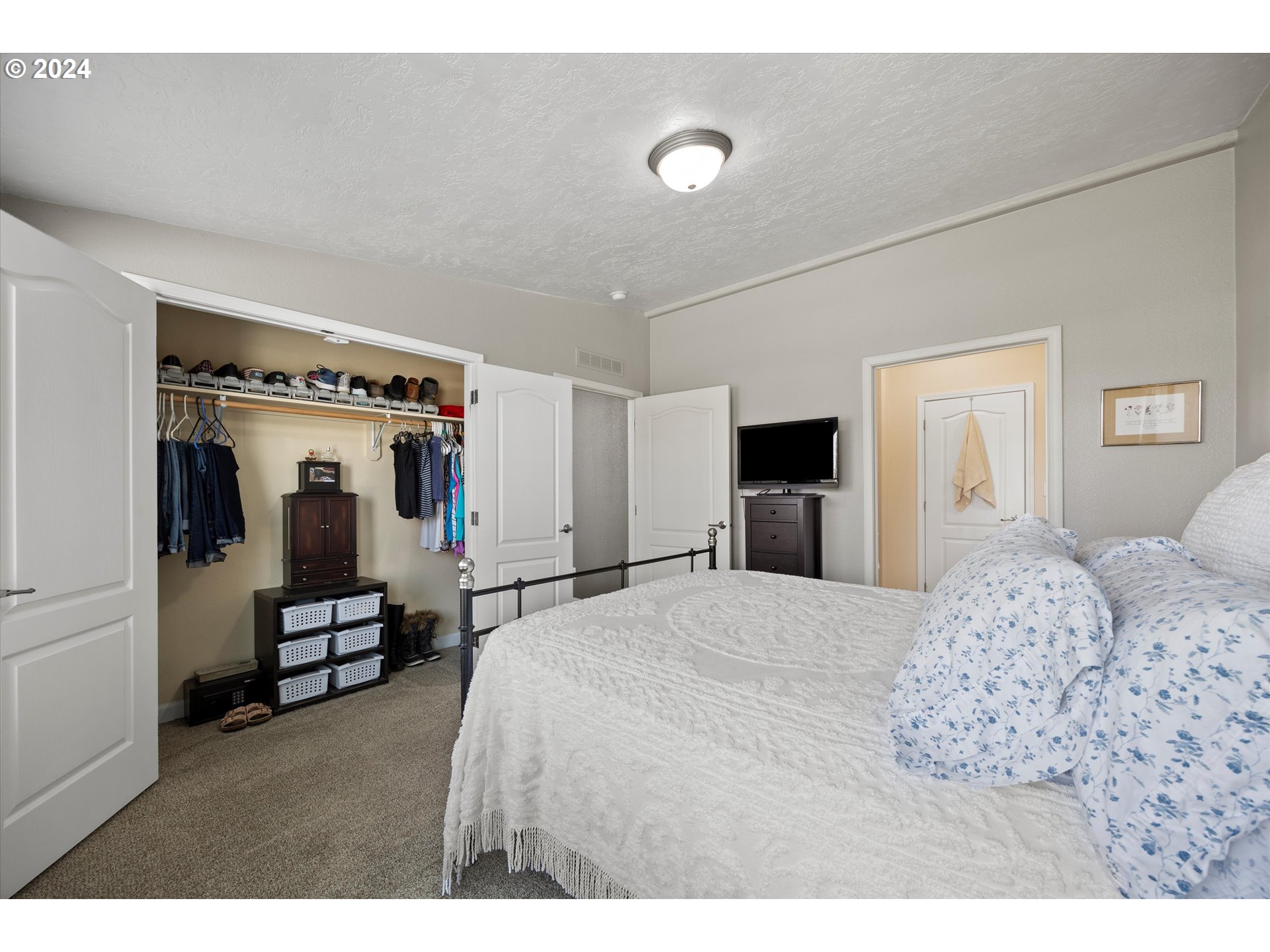 3076 Southwest River View Drive Pendleton, OR 97801 - Photo 30 of 37 a bedroom with a bed and a flat tv screen