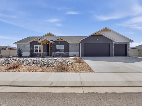 $784,999 | 734 Flamecrest Drive, Fruita, CO 81521