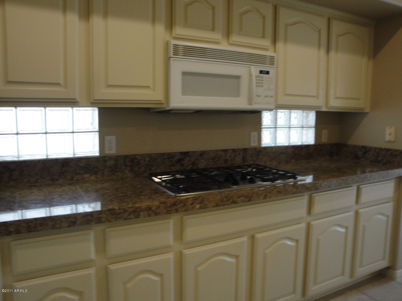 7525 East Gainey Ranch Road, Unit 111 Scottsdale, AZ 85258 - Photo 34 of 38 Gas Stove in Kitchen