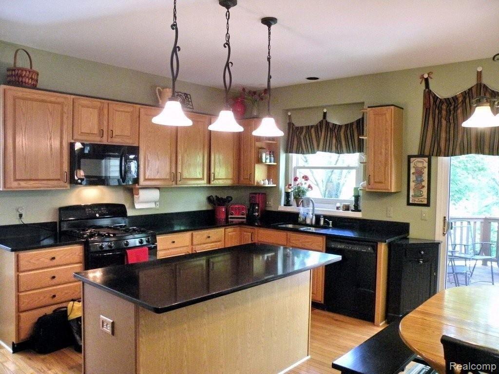 4290 Bold Meadows Rochester, MI 48306 - Photo 8 of 25 Kitchen