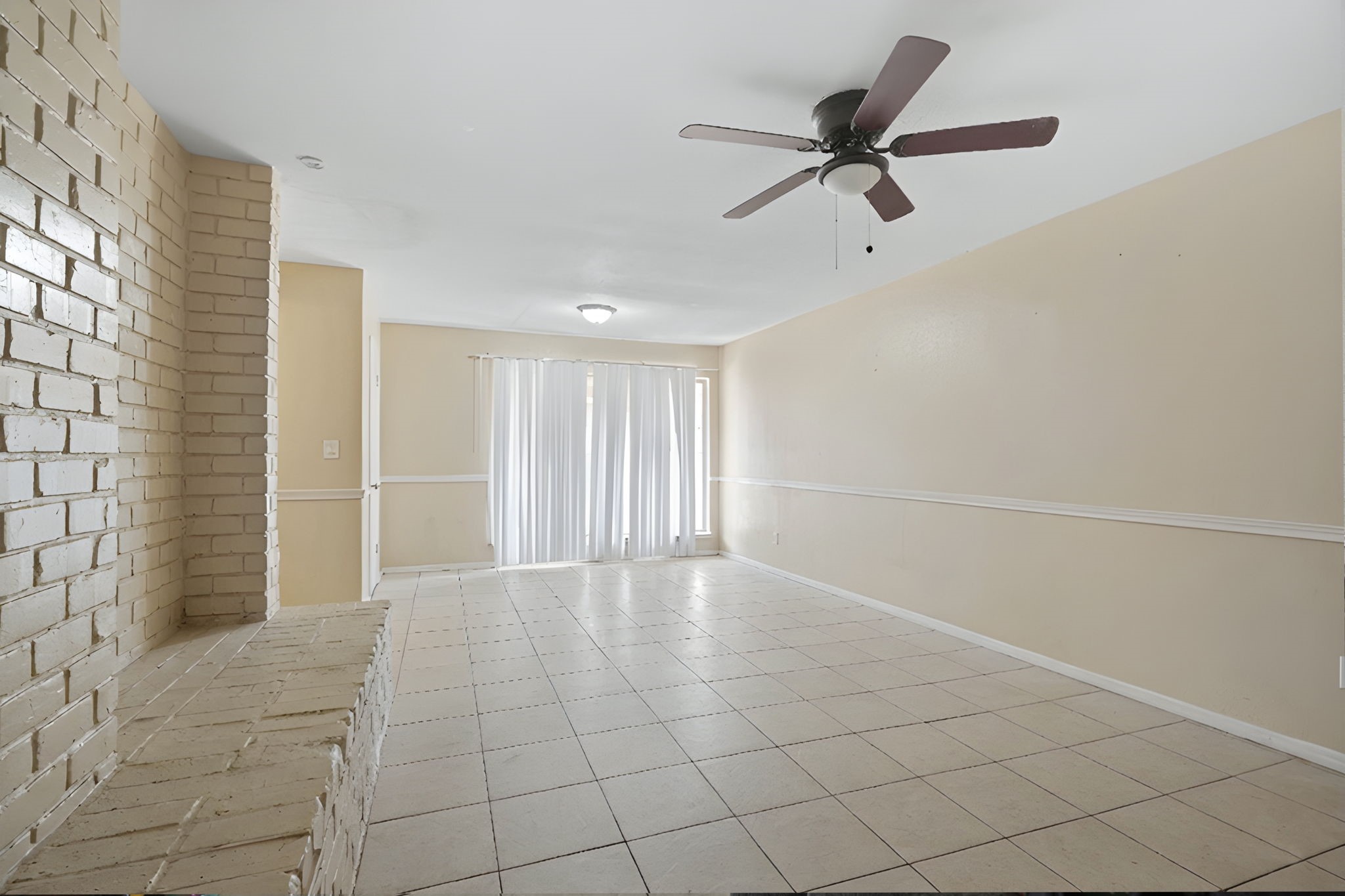 2816 Lafferty Road, Unit 4 Pasadena, TX 77502 - Photo 11 of 34 a view of an empty room with a window