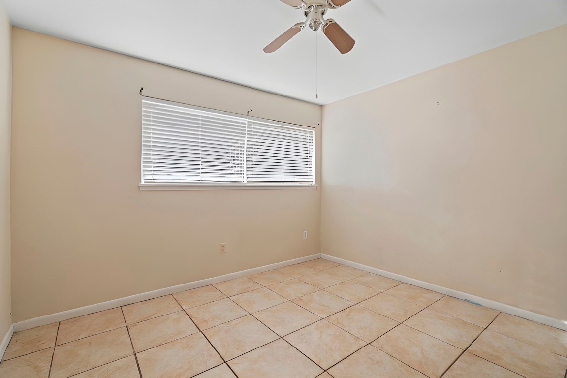 2816 Lafferty Road, Unit 4 Pasadena, TX 77502 - Photo 12 of 34 a view of an empty room with a window