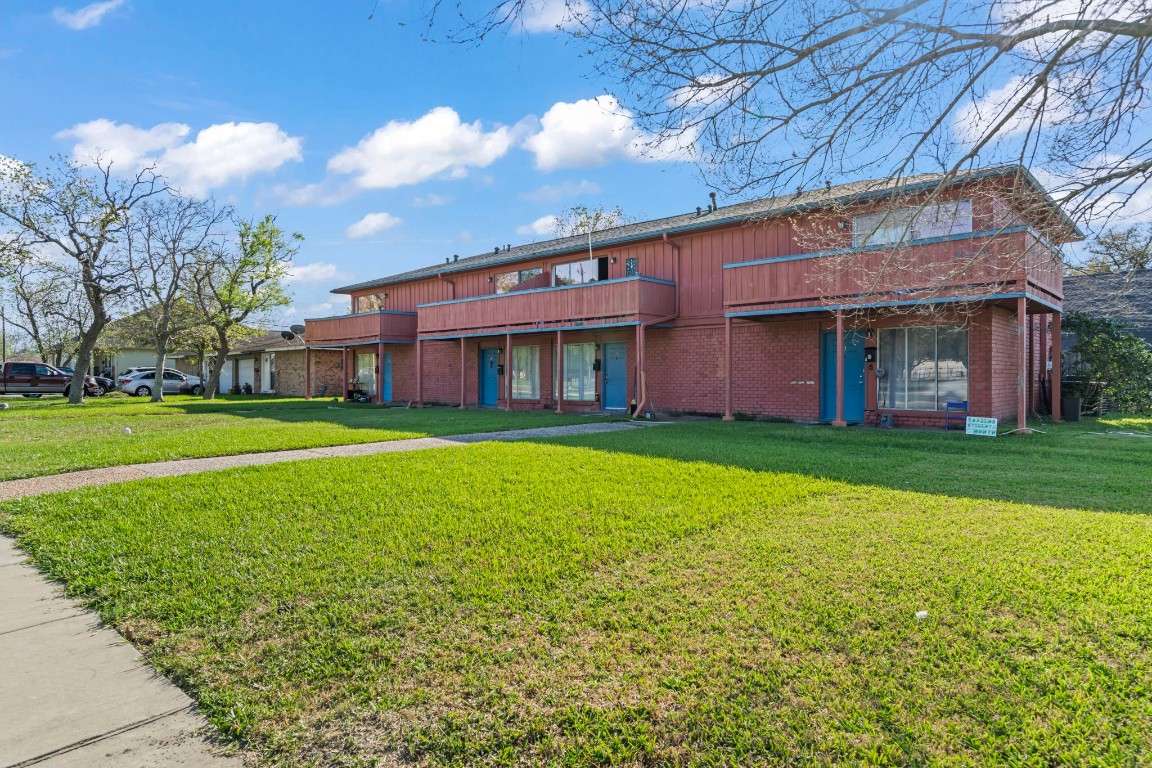 2816 Lafferty Road, Unit 4 Pasadena, TX 77502 - Photo 18 of 34 a view of a house with a yard