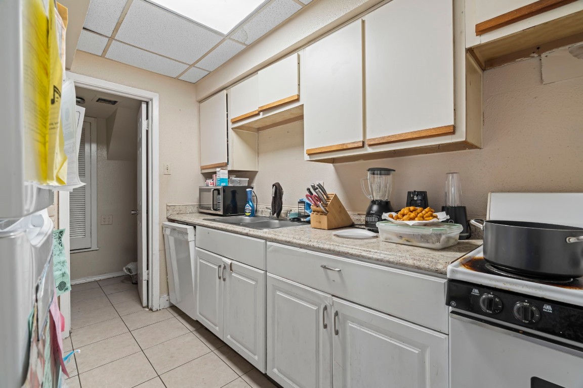 2816 Lafferty Road, Unit 4 Pasadena, TX 77502 - Photo 7 of 34 a kitchen with stainless steel appliances a sink and cabinets