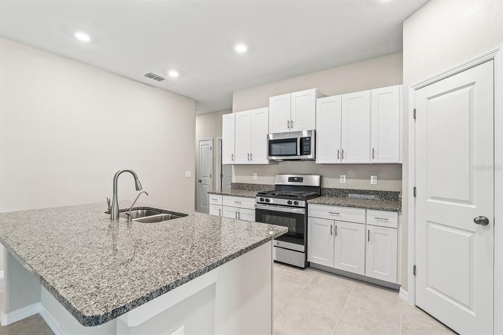 9827 Lemon Drop Loop Ruskin, FL 33573 - Photo 5 of 30 Gallery Image 5