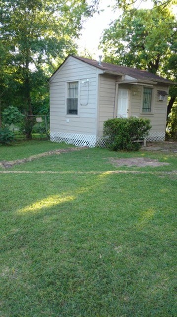 3402 Seabrook Street Houston, TX 77021 - Photo 14 of 18 a front view of house with yard and green space