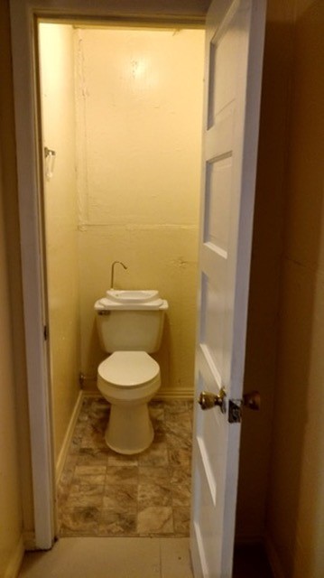 3402 Seabrook Street Houston, TX 77021 - Photo 15 of 18 a bathroom with a toilet and a shower