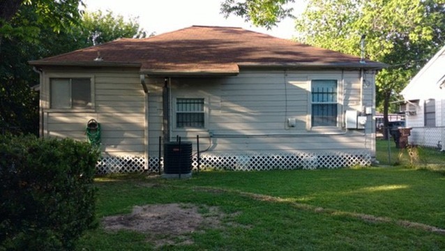 3402 Seabrook Street Houston, TX 77021 - Photo 16 of 18 a front view of a house with a garden