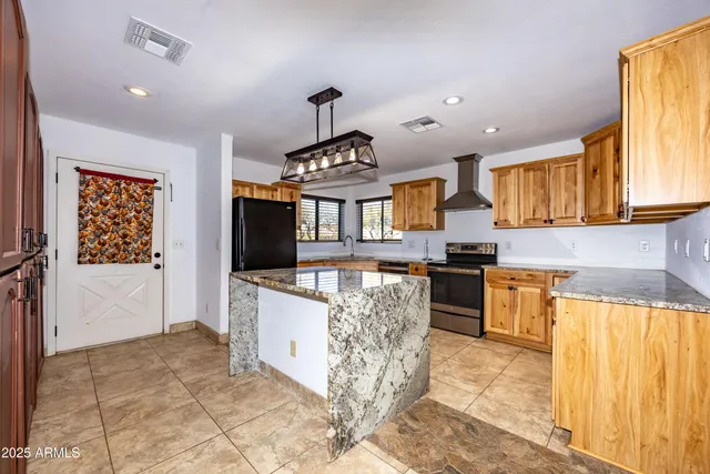 $450,000 | 211 West Camino De Mesa, Huachuca City, AZ 85616