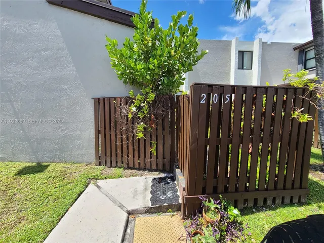 $2,350 | 10282 Northwest 9th St Circle, Unit 205, Miami, FL 33172