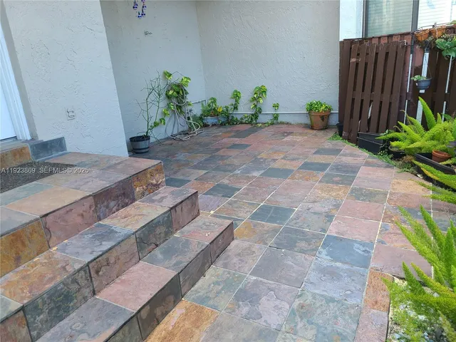 $2,350 | 10282 Northwest 9th St Circle, Unit 205, Miami, FL 33172