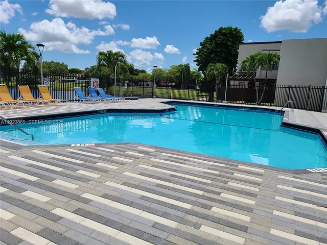 $2,350 | 10282 Northwest 9th St Circle, Unit 205, Miami, FL 33172