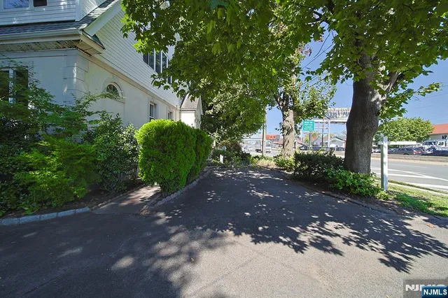 $1,280,000 | 1585 Bergen Boulevard, Leonia, NJ 07605