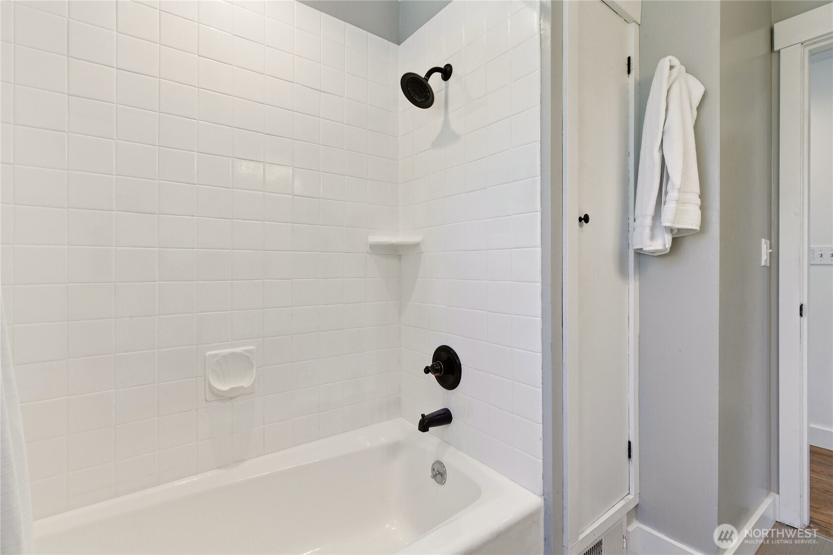 6825 Linden Avenue North Seattle, WA 98103 - Photo 20 of 40
