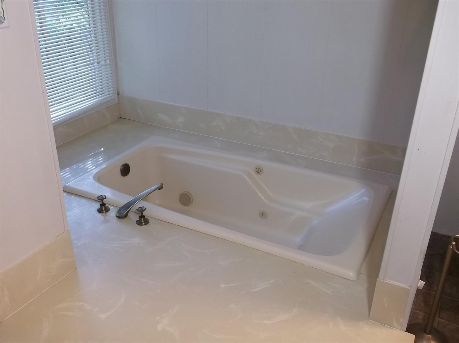 8762 East Evans Creek Road Rogue River, OR 97537 - Photo 9 of 21 Jacuzzi tub