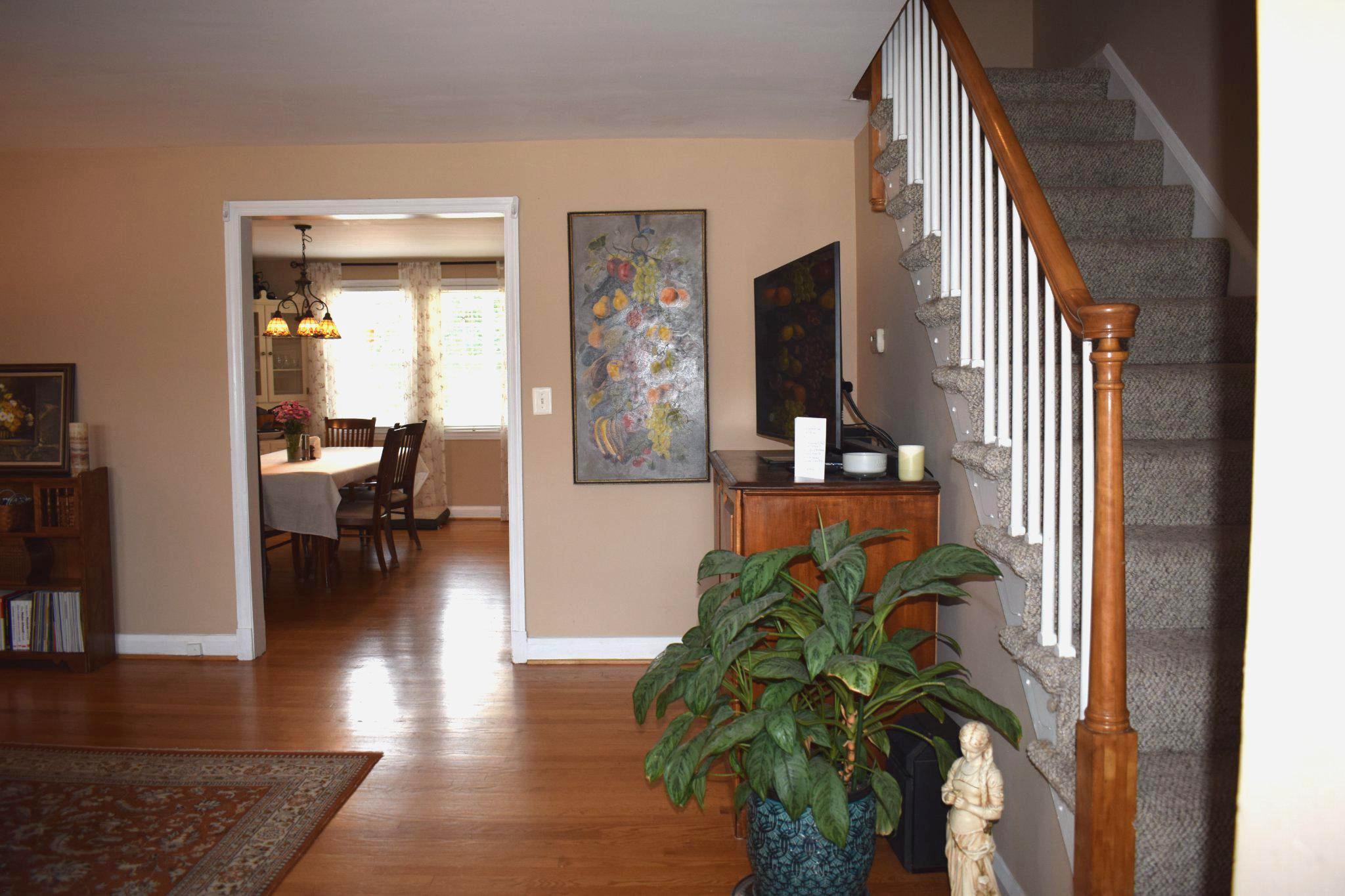 310 Whitfield Road Baltimore, MD 21228 - Photo 3 of 24 Living Room