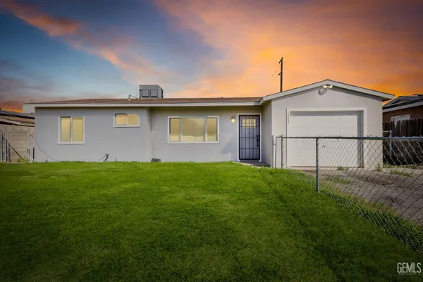 a view of a backyard with a garden and plants
