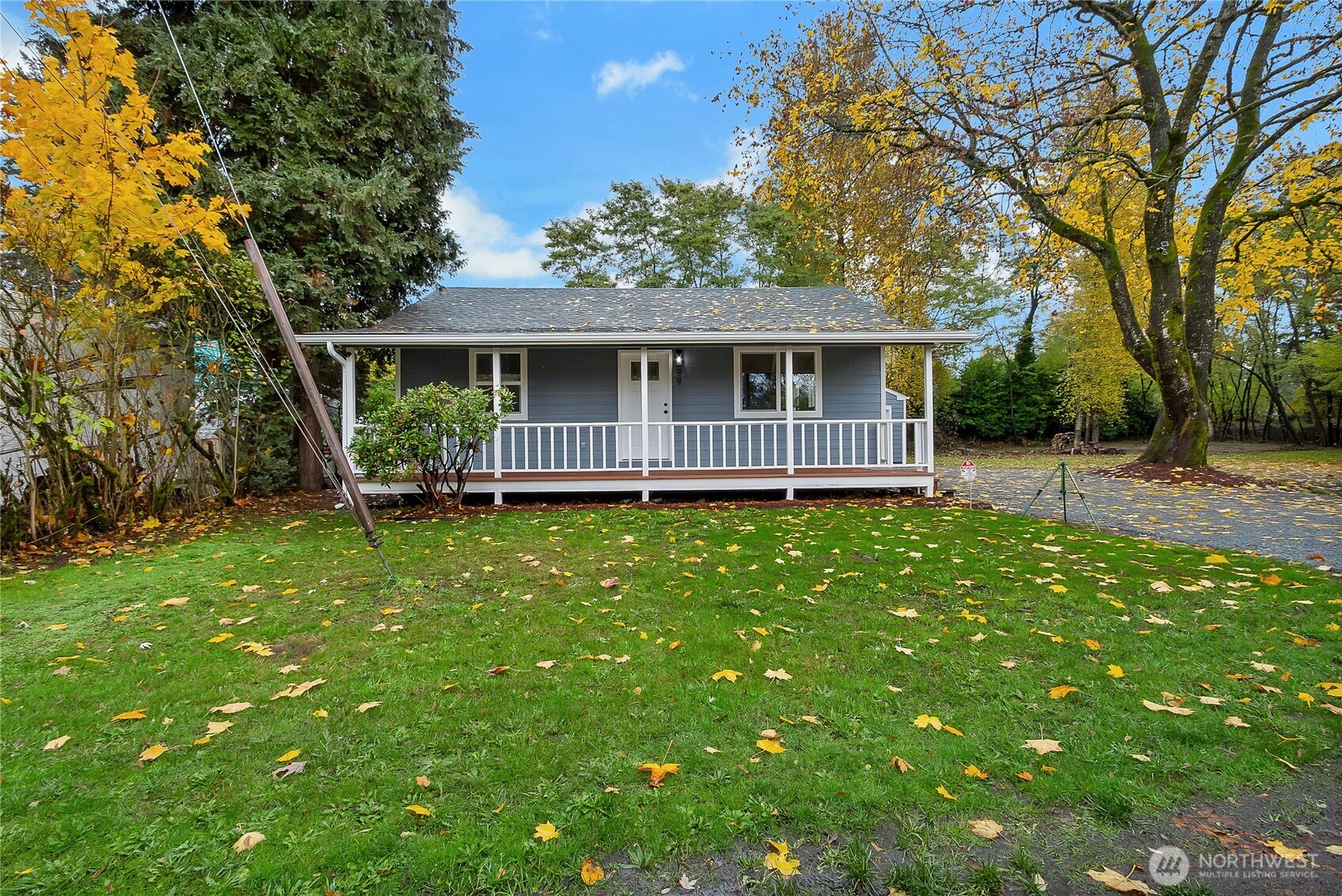 a view of a house with backyard and garden