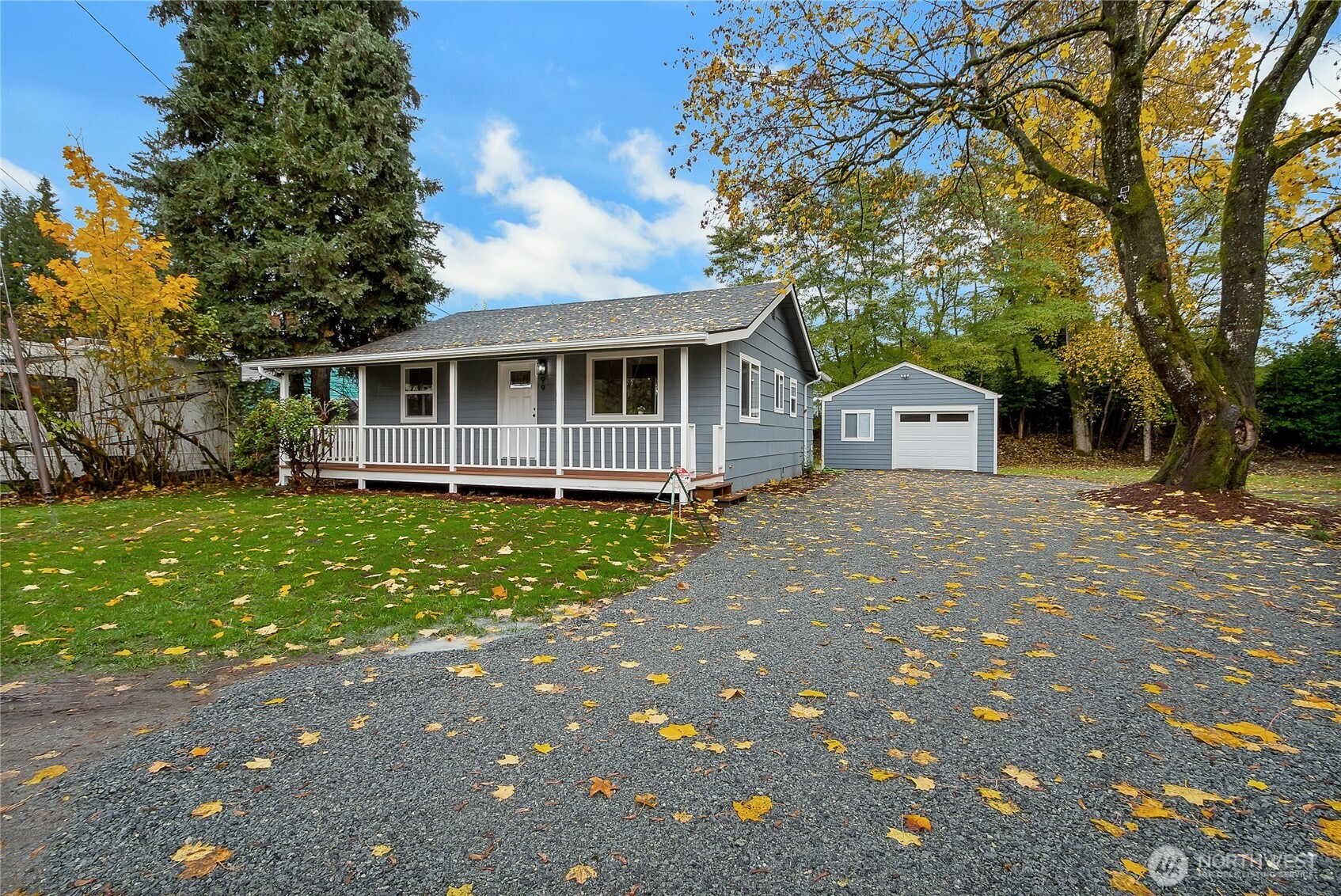 99 Sumner Avenue Sumner, WA 98390 - Photo 2 of 27 a front view of a house with garden