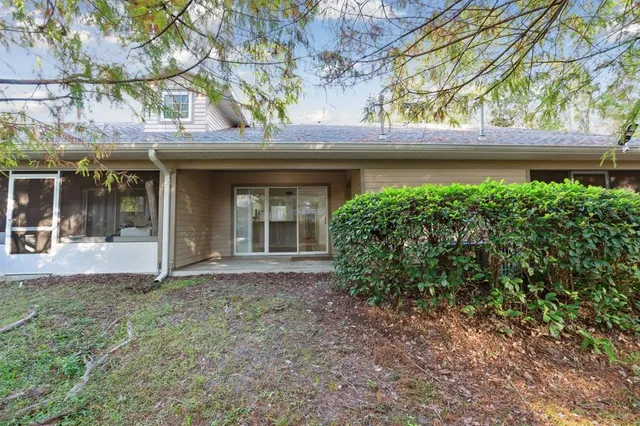 a view of a entrance gate of the house