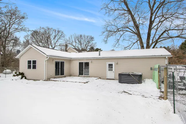 $286,000 | 32435 County Road 669, Lawton, MI 49065