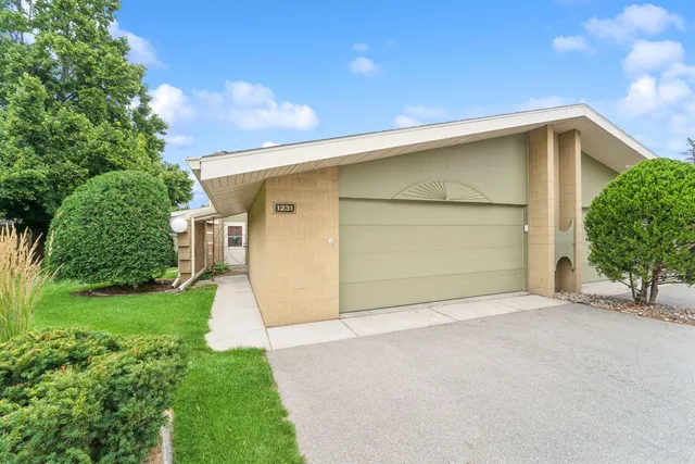 $209,900 | 1231 West Nicolet Circle, Appleton, WI 54914