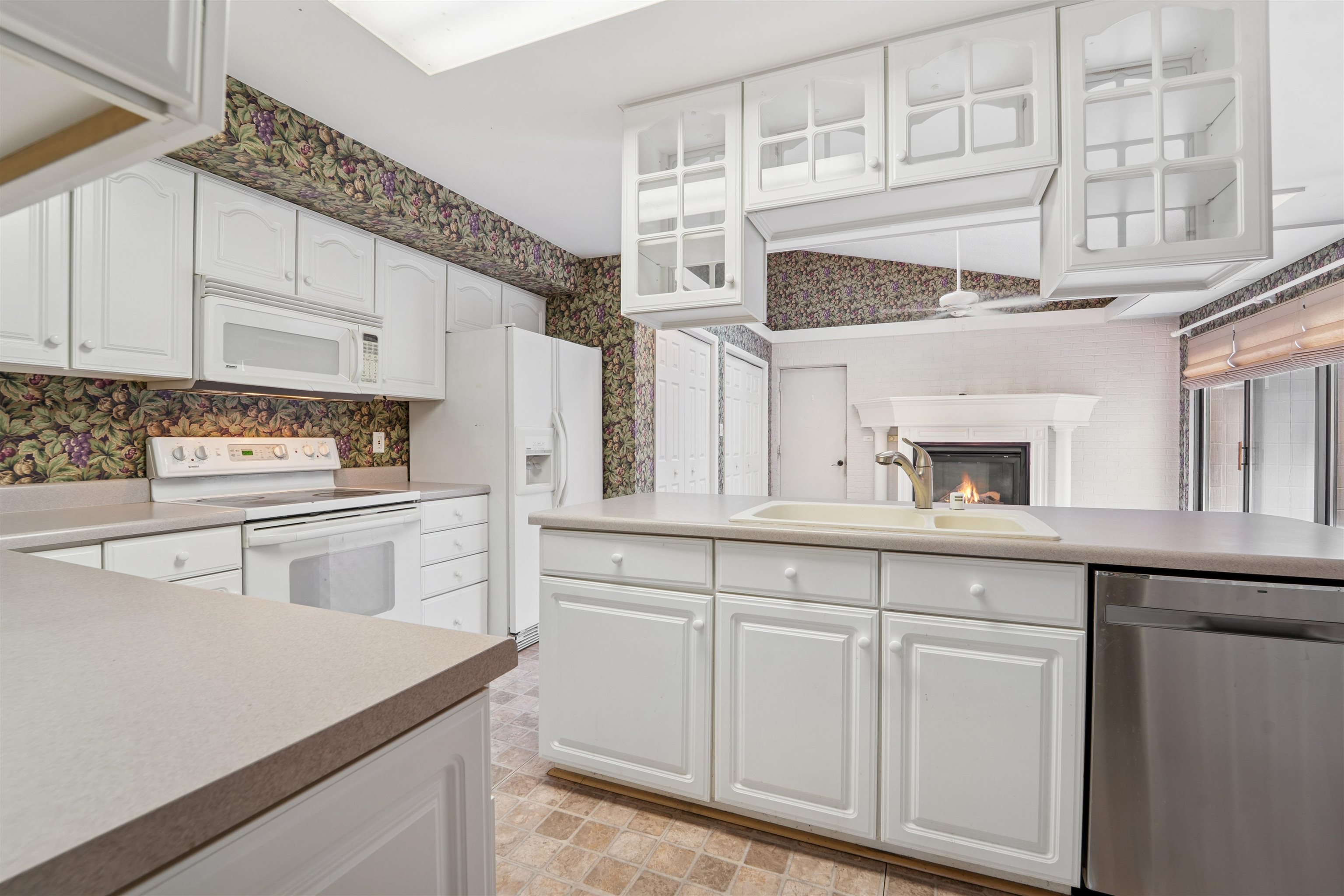 1231 West Nicolet Circle Appleton, WI 54914 - Photo 8 of 37