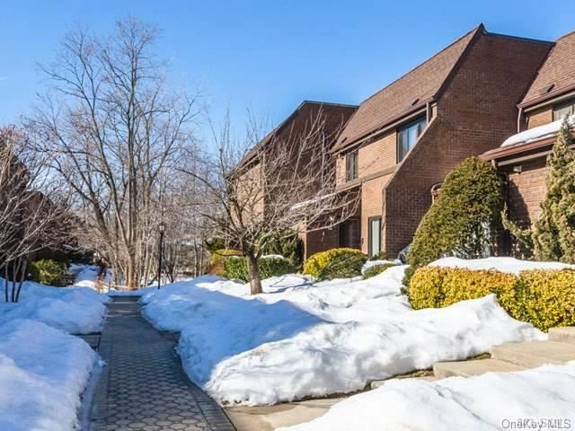16 Spring Hollow Road Roslyn, NY 11576 - Photo 1 of 1 Courtyard