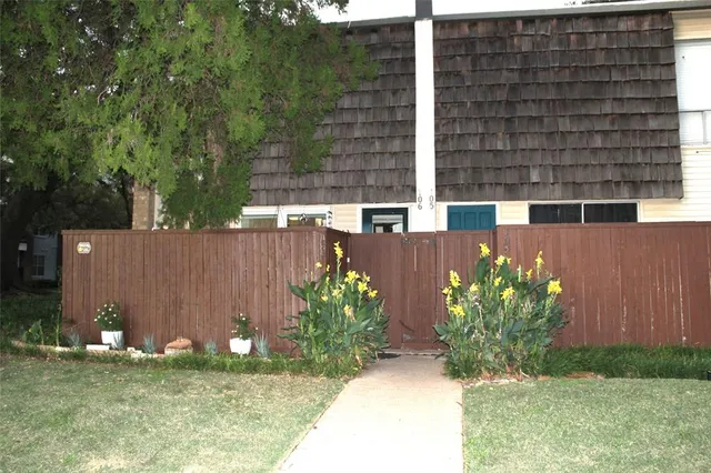 a view of a backyard