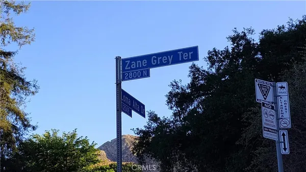 a sign that is sitting in front of a wall