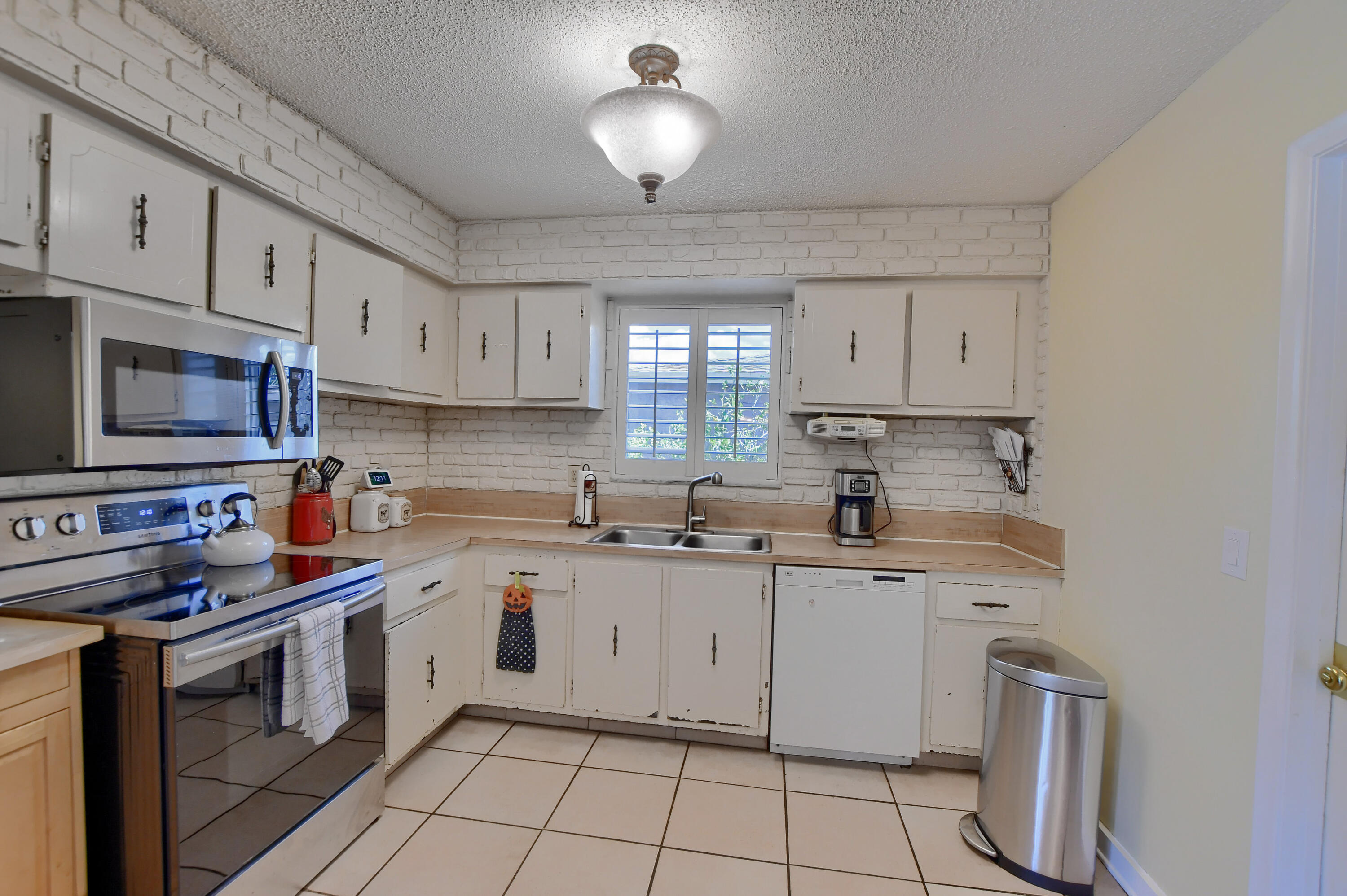 10905 Jennifer Lane Boca Raton, FL 33428 - Photo 12 of 44 13_ebf_4369-hdr(5)