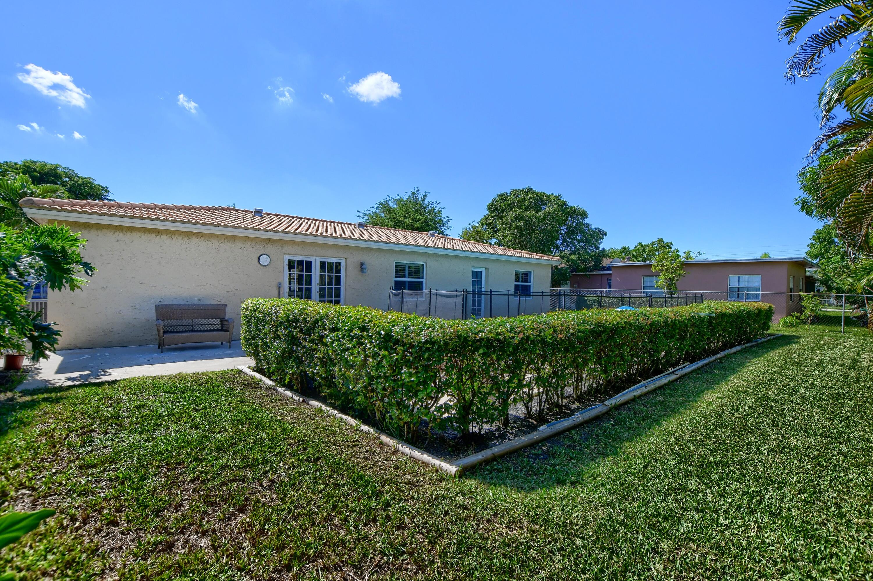10905 Jennifer Lane Boca Raton, FL 33428 - Photo 32 of 44 33_ebf_4469-hdr(5)