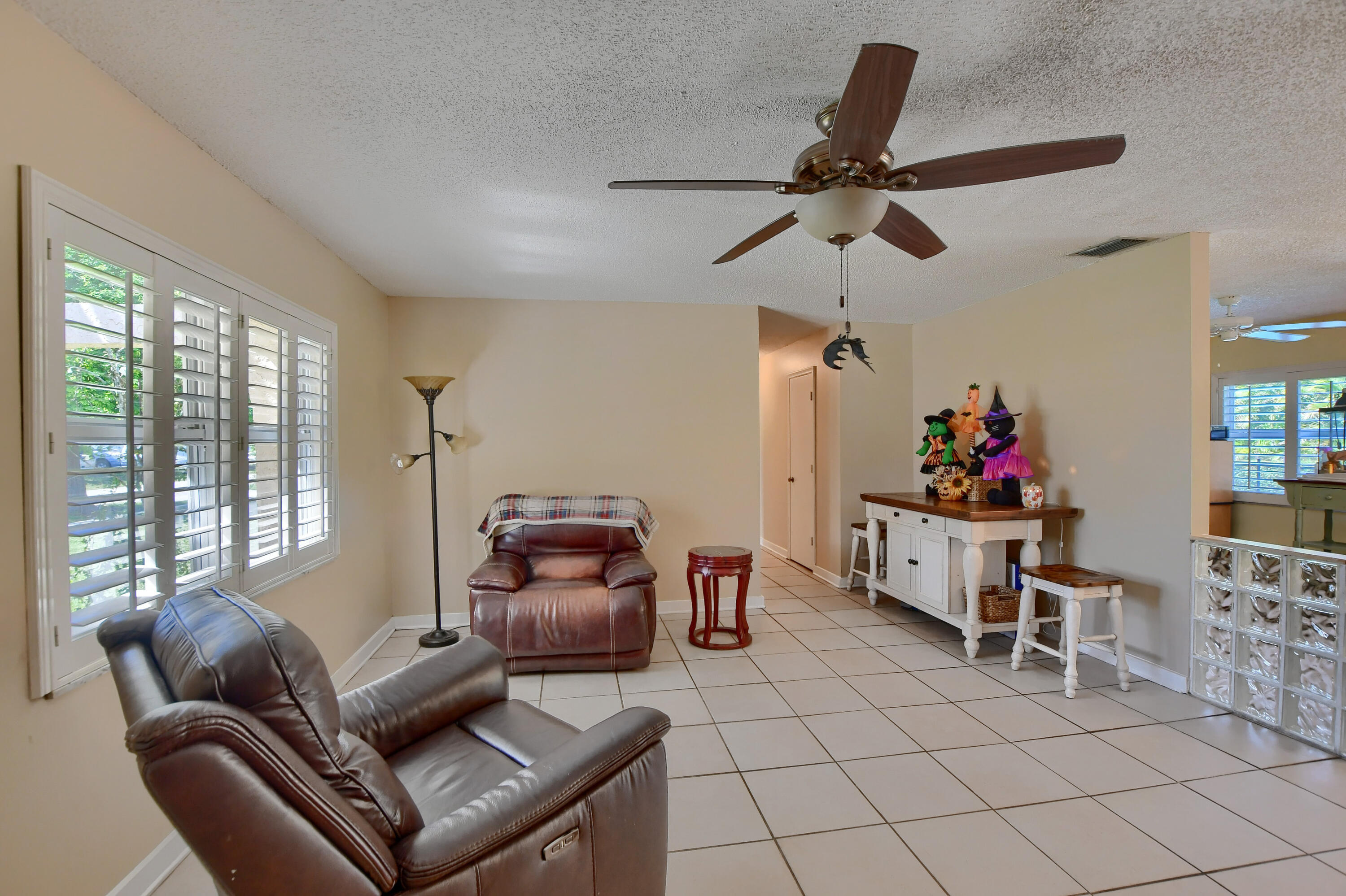 10905 Jennifer Lane Boca Raton, FL 33428 - Photo 4 of 44 05_ebf_4329-hdr(5)