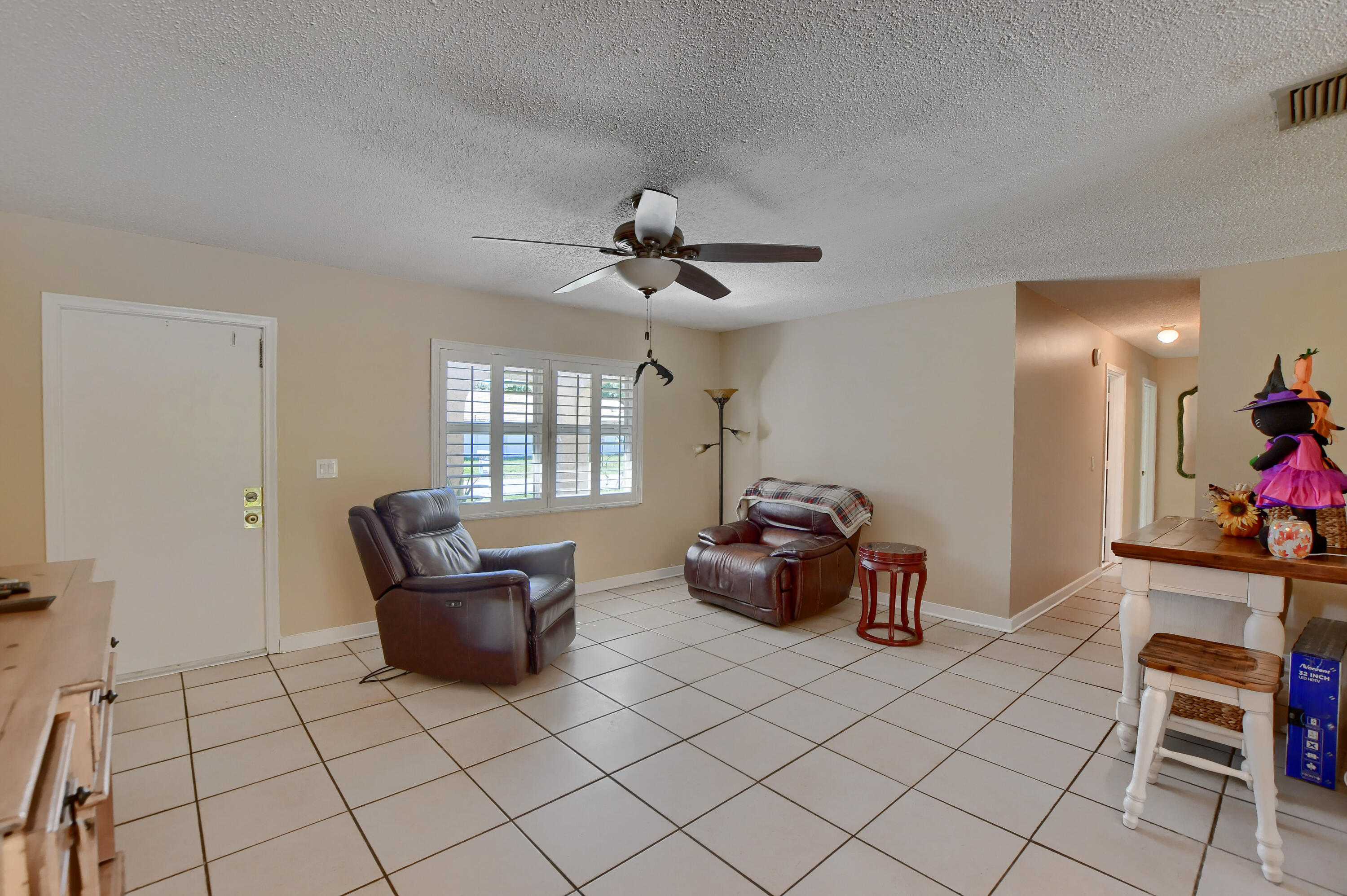 10905 Jennifer Lane Boca Raton, FL 33428 - Photo 5 of 44 06_ebf_4334-hdr(5)