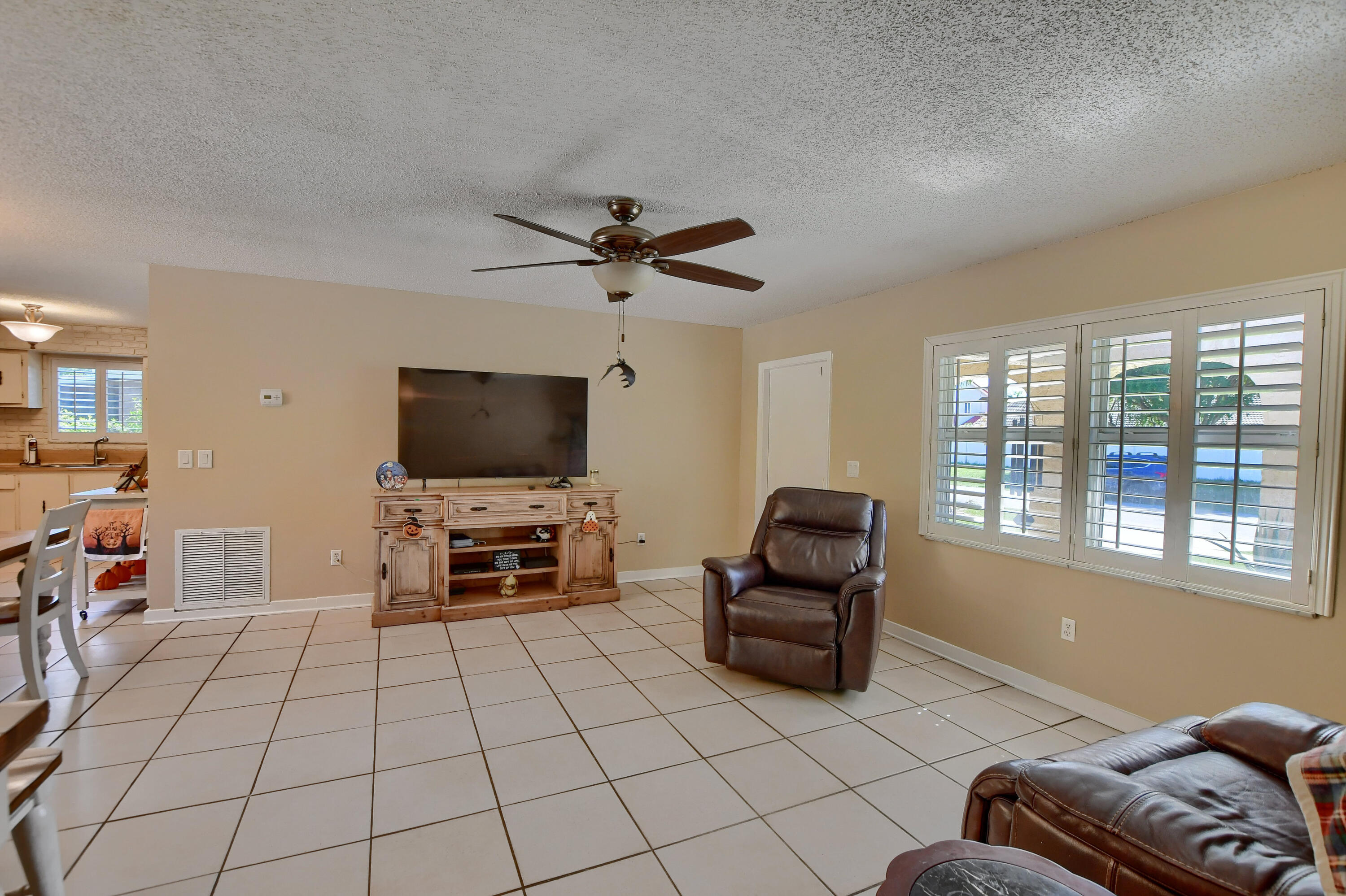 10905 Jennifer Lane Boca Raton, FL 33428 - Photo 7 of 44 08_ebf_4344-hdr(5)
