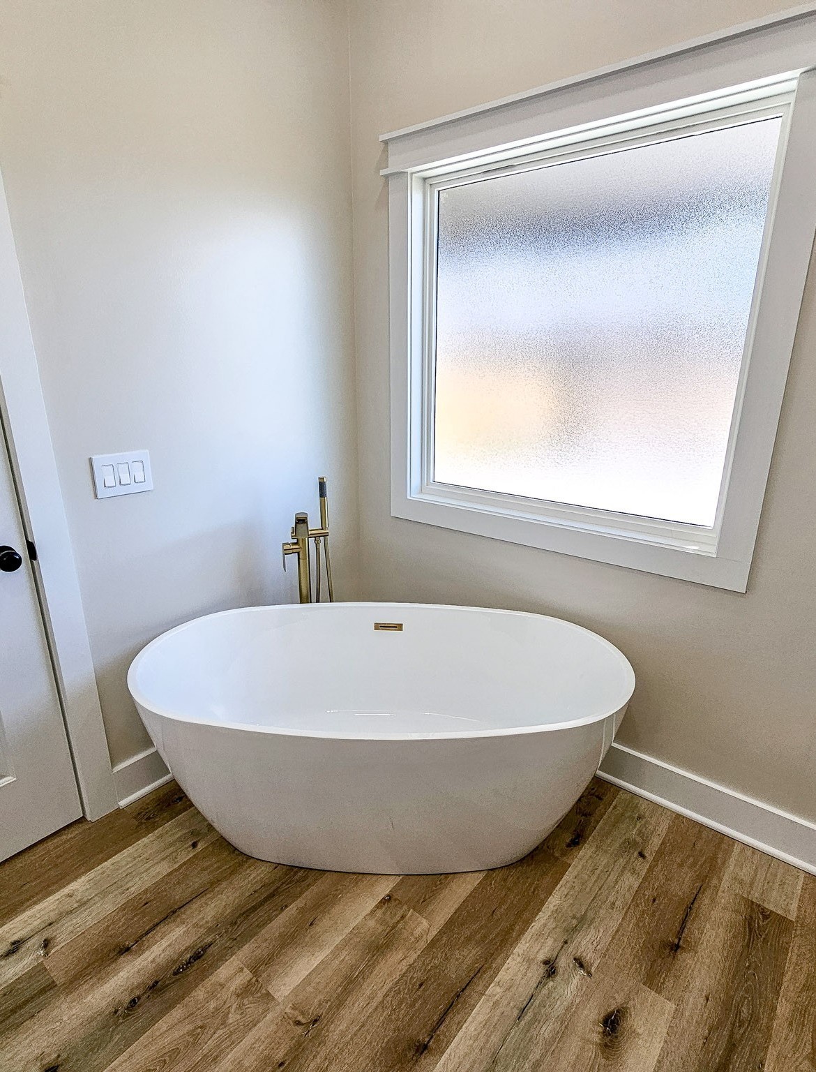 1601 Old Estill Springs Road Tullahoma, TN 37388 - Photo 25 of 37 a white tub sitting next to a window