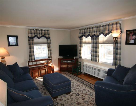 27 Lake Street Wakefield, MA 01880 - Photo 3 of 17
